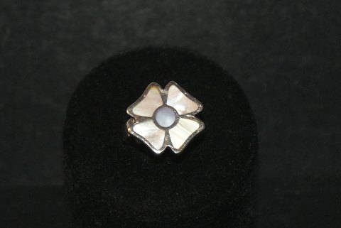 Four-leaf ring with mother of pearl, Sterling silver