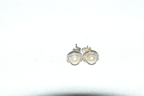 Elegant Silver earrings with white pearls