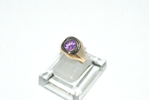 Elegant Gold ring with purple stones in 14 carat gold