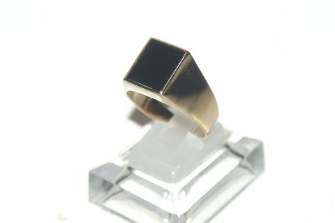 Elegant mens ring with black onyx 18 carat gold