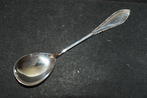 Jam spoon New Pearl Series 5900, (Pearl Edge Cohr) Danish silver cutlery
Fredericia silver
Length 13.5 cm.