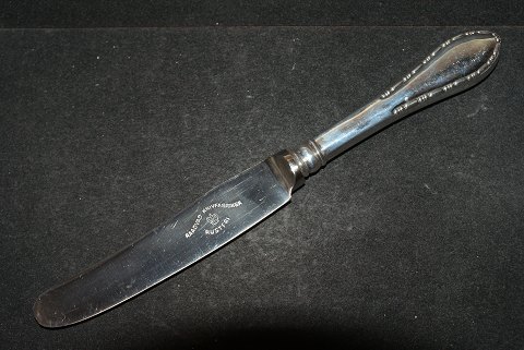 Frokostkniv / Middagskniv Ny Perle Serie 5900, (Perlekant Cohr) Dansk sølvbestik
Fredericia sølv
Længde 21 cm.