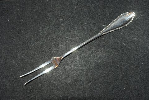 Pålægsgaffel, Ny Perle Serie 5900, (Perlekant Cohr) Dansk sølvbestik
Fredericia sølv
Længde 15 cm.