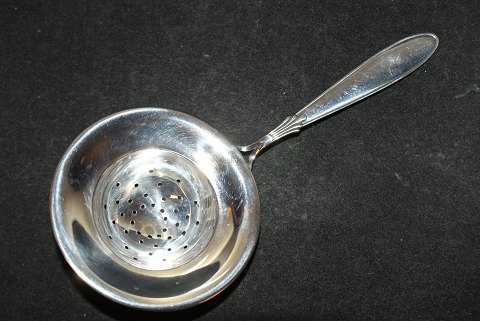 Tea strainer President Silver with engraved initials
Chr. Fogh silver
Length 14.5 cm.
