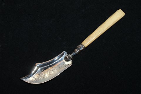 Silver cheese knife with bone handle
From the year 1855
stamped JS JS
Length 19 cm.