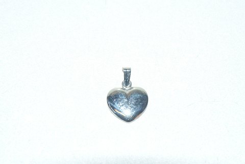 Elegant heart pendant in 8 carat white gold