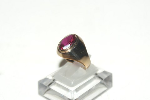 Elegant lady ring with red stone in 14 carat gold
SOLD