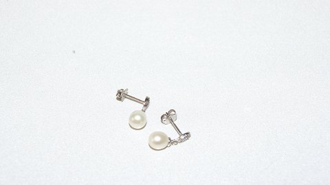 Elegant earrings with pearl and zikons in silver