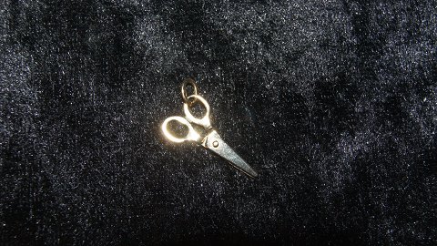 Elegant scissors pendant 14 carat Gold
Stamped 585
Height 25.65 mm
Width 11.2 mm