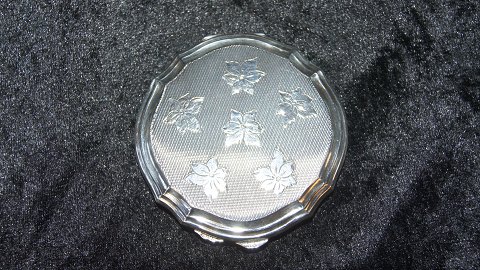 Elegant #Puderdåse med spejl i sølv
Stemplet 830 S
Måler 7,5 cm