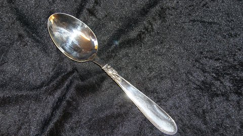 Dinner spoon Ulla, # Sølvplet cutlery
Producer: Holger Fridericias eftf.
Length 20 cm.