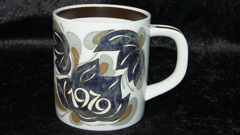 Royal Copenhagen Faience, # Annual mug # 1979 large
Deck # 3135
Height 11.5 cm.