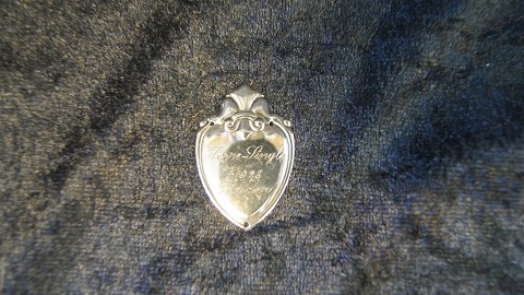 Emblem I Sølv med gravering på
Længde 3,7 cm
Brede 2,4 cm
Pæn stand
