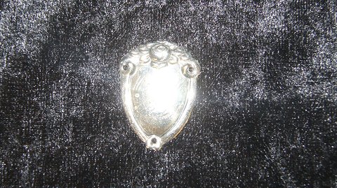 Emblem I Sølv med gravering på
Længde 3 cm
Brede 2 cm