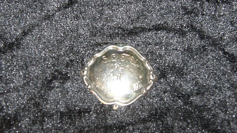 Emblem I Sølv med gravering på
Længde 3,5 cm
Brede 2,5 cm