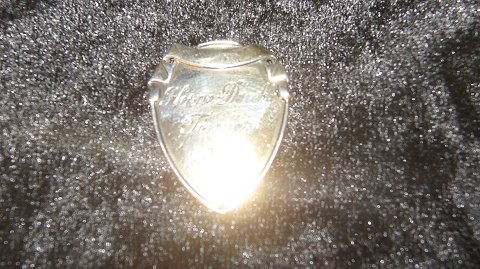 Emblem I Sølv med gravering på
Længde 3,3 cm
Brede 3,5 cm