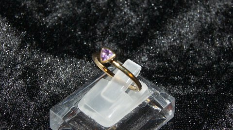 Ladies ring with small stone 8 carat gold
Str 55