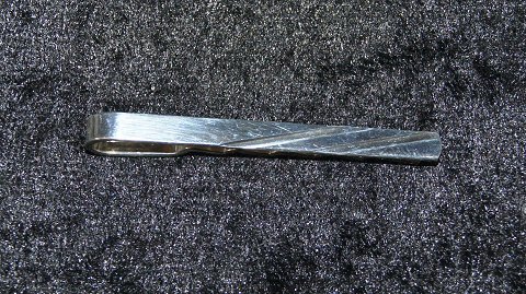Tie pin in Silver
Measures 5 cm approx in dia
Nice and well maintained condition