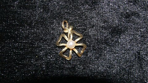 Elegant Pendant # Four-leaf clover with pearl 14 karat Gold