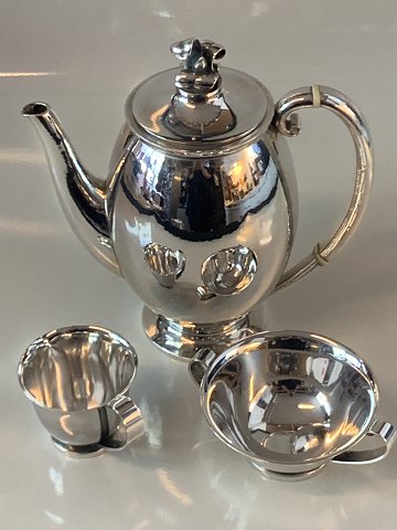 Coffee set #Evald Nielsen with Engraving in Silver
Engraved in the Bunded of the Cream Jug and the Sugar Bowl
Produced in the year 1937
Engraved 1923
Nice and well maintained condition