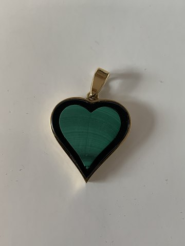 Elegant heart pendant with malachite in 14 carat gold
Stamped 585
Height 30.21 cm