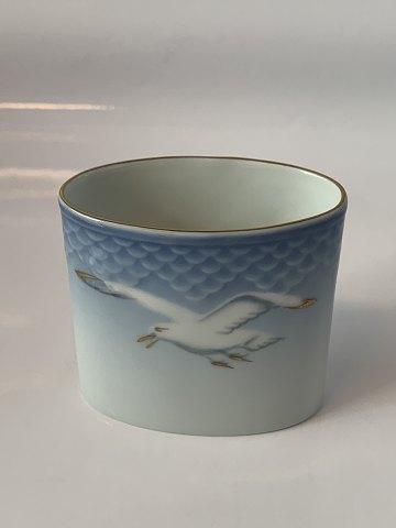 Bing & Grøndahl #Seagull frame with gold edge, #Cigarette cup
Dec. No. #183 / #240 / #369
Height 6 cm.