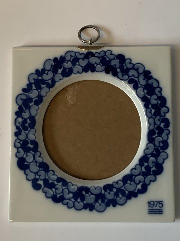 Royal Copenhagen porcelain frame year #1975
Anton Michelsen, sterling silver
The frame is stamped and hung in sterling silver 925S
Height. 9.6 cm.