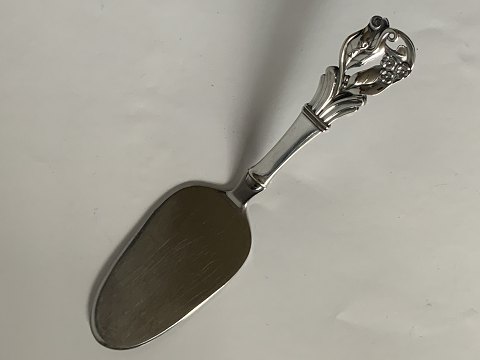 Layer cake spatula in Silver
Stamped 3 towers
Produced in 1957