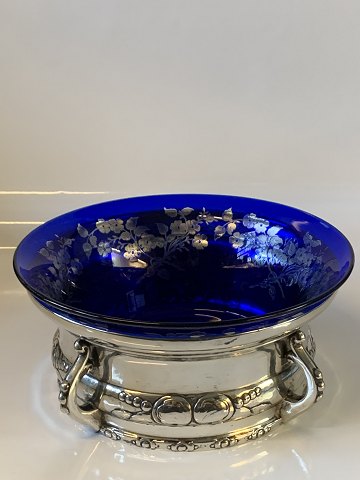 Silver fruit bowl with insert
Produced in the year 1919