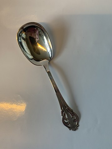 Serving spoon in Silver
Stamped : 3 towers
Produced in the year 1954
Length 18.5 cm