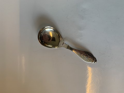 Sugar spoon in silver
Length approx. 11.6 cm
Stamped 3. Towers CFH
Produced Year. 1926