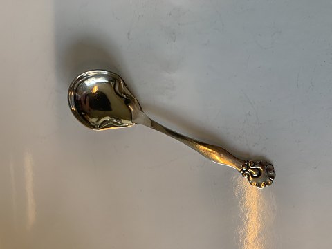 Marmalade spoon in silver
Length approx. 13.7 cm
Stamped 3. Towers CFH
Produced Year. 1921