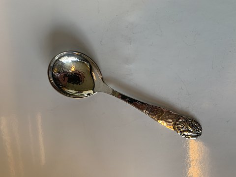 Vegetable spoon / Compote spoon in silver
Length approx. 15.9 cm
Stamped 3. Towers CFH
Produced Year. 1928