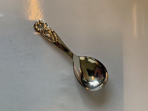 Sugar spoon / Marmalade spoon in silver
Length approx. 11.2 cm
Stamped 3 Towers JS
Stamped in 1949