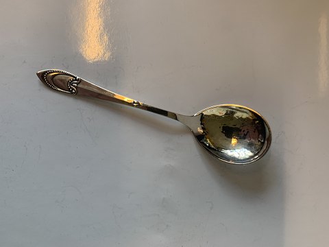 Marmeladeske i sølv 
Længde ca 14,3 cm
Stemplet  3 Tårne  CFH
Stemplet år 1923