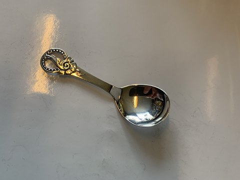Sugar spoon in silver
Length approx. 10.2 cm
Stamped 3 Towers
Stamped in 1949