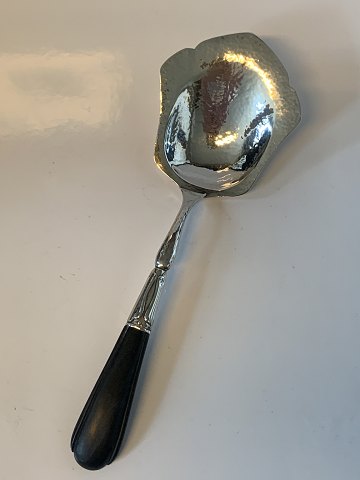 Cake spatula in silver
Stamped 3 Towers
Produced Year. 1923
Length 25 cm