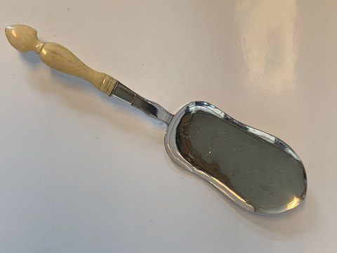 Kagespade / serveringsspade i sølv
Produceret af V. Hansen
Længde 28 cm