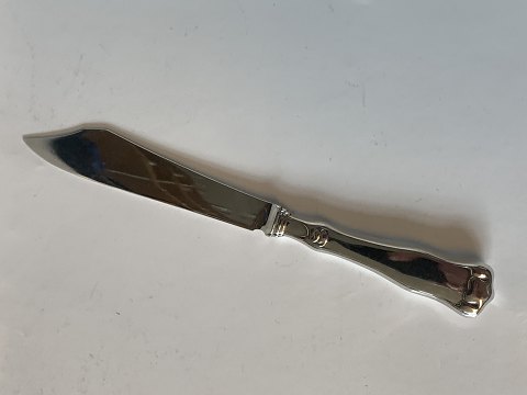 Layer cake knife in silver
Length approx. 20 cm
Stamped 3 Towers Heimburger
Produced Year.1930