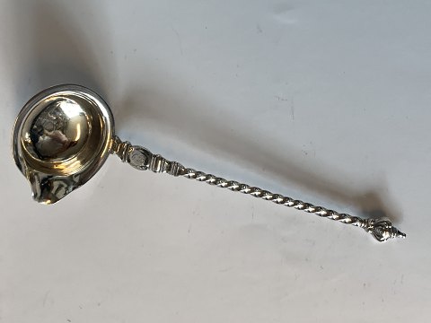 Gravy ladle / Cream ladle in silver
Length approx. 16.2 cm
Stamped 3 Towers
Produced Year.1907
