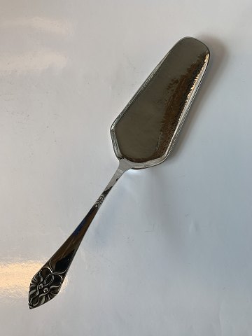 Cake spatula in silver
Length approx. 25.2 cm
Stamped 3 Towers
Produced Year.1921