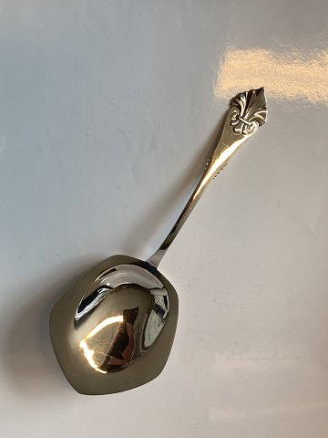Serving spoon in Silver
Length approx. 23.6 cm
Stamped 3 Towers
Produced Year.1921