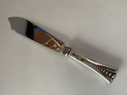 Layer cake knife in Silver
Length 22 cm 
Year 1955-1965-Fir.Hansen & Andersen