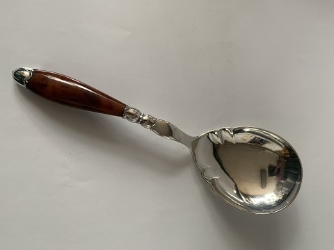 Serveringsske i sølv
Stemplet 3 tårne CFH
Længde ca 25,8 cm
Produceret i år 1929