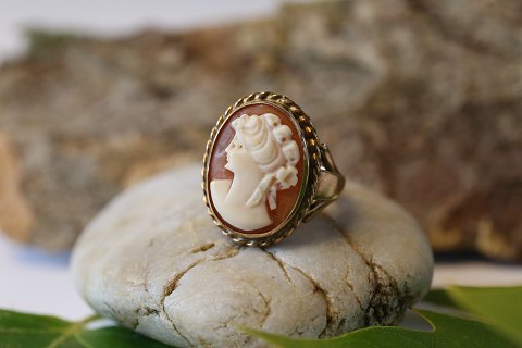 Beautiful classic ring, with a motif on a red background. Made of 14 carat gold.
Size: 56