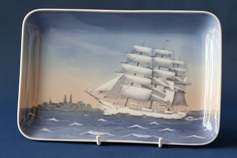 Lille fad med motiv af skoleskibet, Bing & Grøndahl, 1. sortering. Dek. nr. 
597-456.