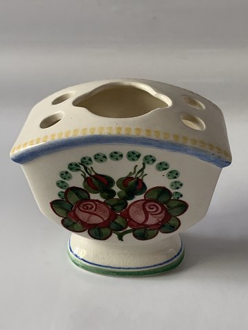 Aluminia lille vase med huller i toppen til blomster.
Dek. Nr. 226/558.
SOLGT