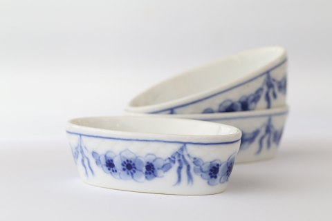 Porcelain bowls from Bing and Grøndahl Empire salt pan, 2nd assortment