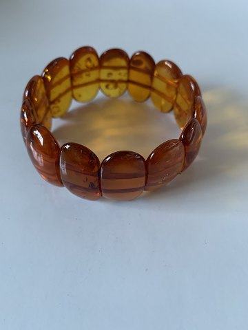 Bracelet in amber, with elastic. Unique bracelet, with a nice look.
Height 3 cm