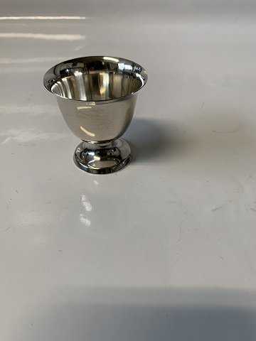Egg cup in 830s three-towered silver in a simple design.